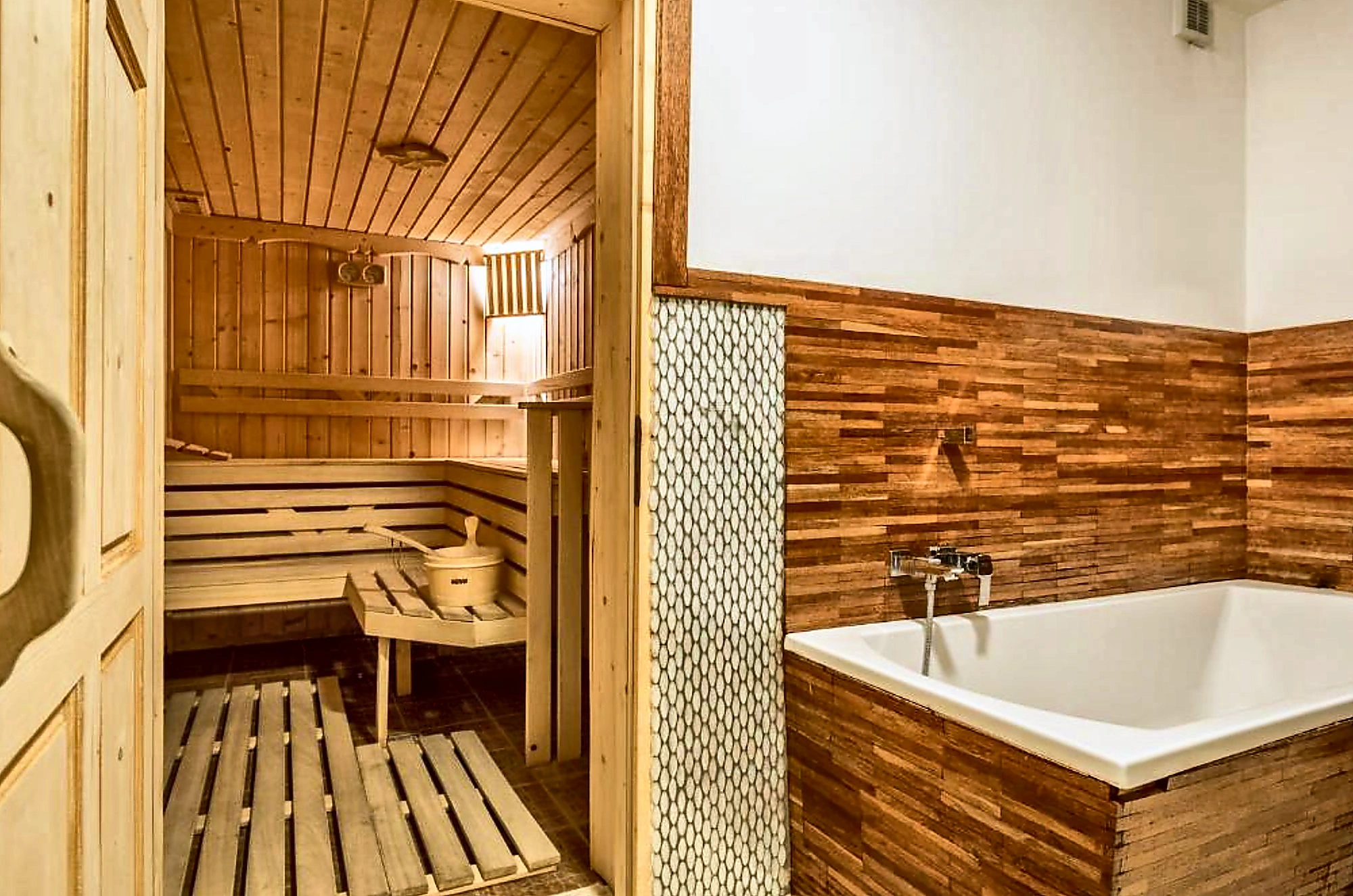 Sauna i łazienka z wanną