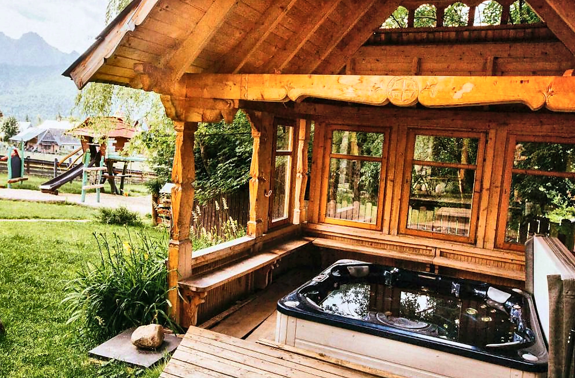 Jacuzzi w drewnianej altanie